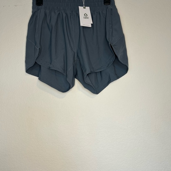 NWT Tasc Medium Ready 2-in-1 Short Storm gray - Picture 2 of 12